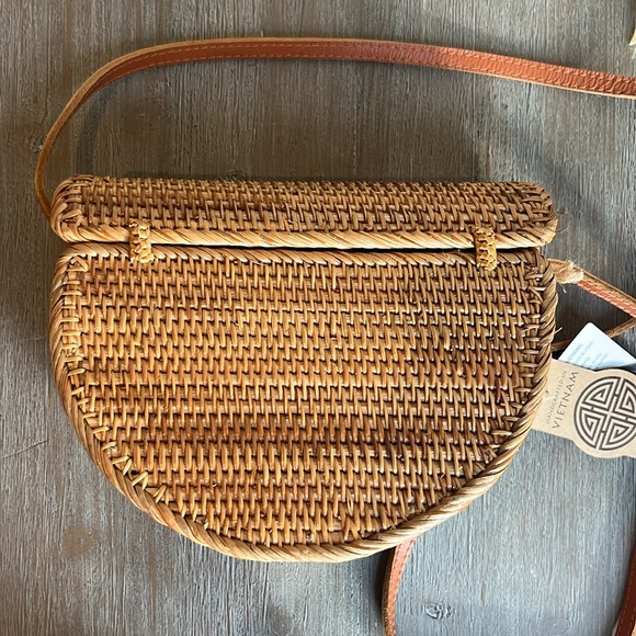 NWT Flap Over Saddle Woven Bag - Picture 4 of 8